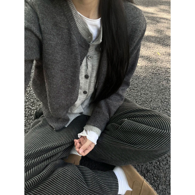 Early Autumn Outfit: Faux Two-Piece Age-Reducing Knitted Cardigan for Women, Color-Blocked Korean-Style Outer Sweater, Soft and Cozy Top with Button Jacket