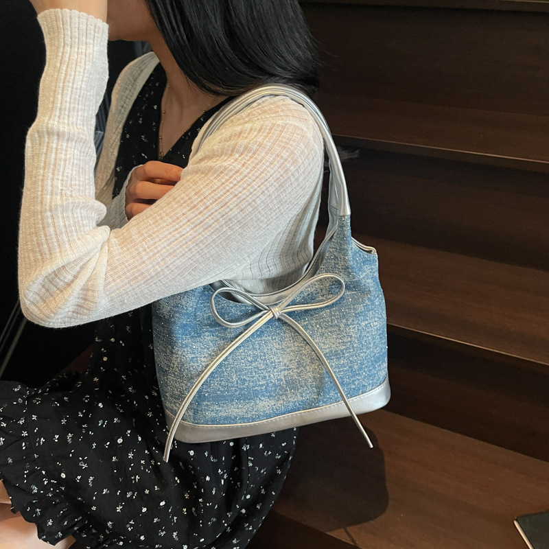 Versión coreana del bolso de axila de nicho 2025 nuevo bolso de mezclilla bolso de moda con lazo bolso de hombro con diamantes de estilo occidental