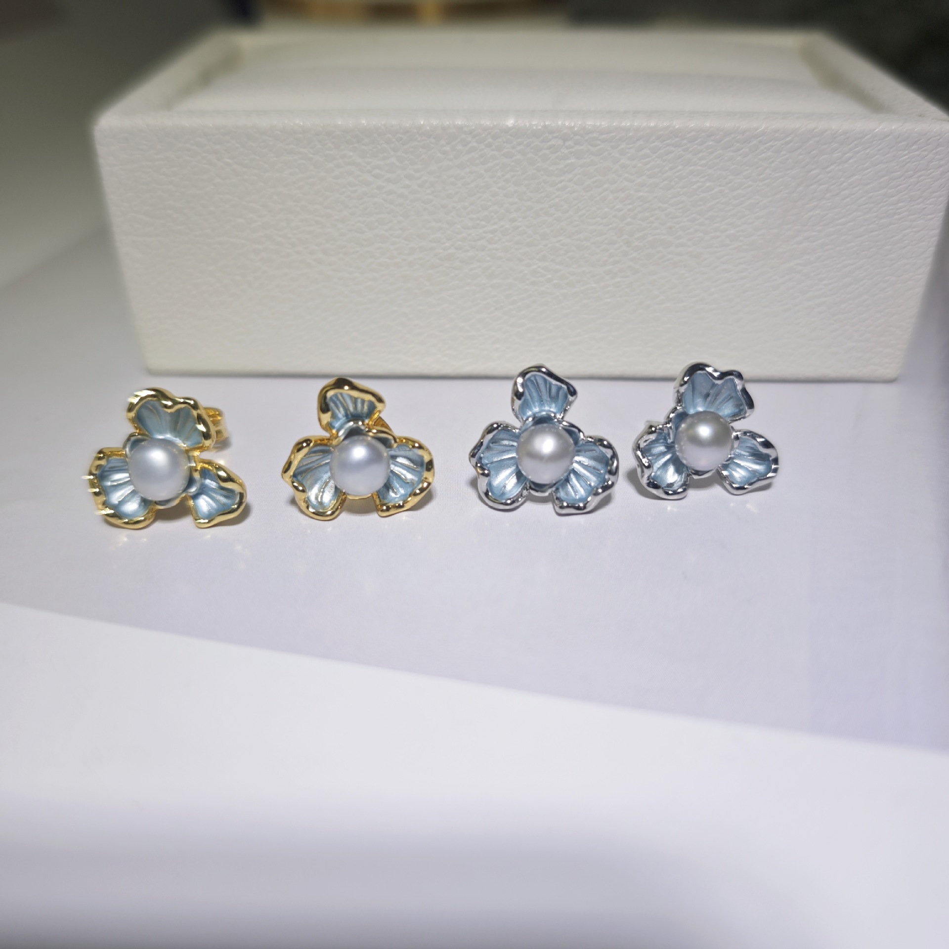 파란색 떨어지는 기름 회색