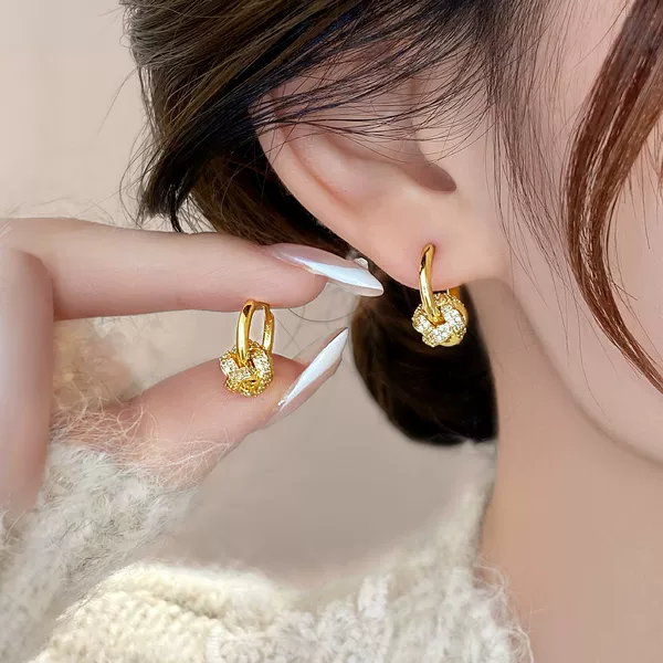 Light Luxury and High-End Gold Earrings for Women, Autumn and Winter 2025 New Style, Elegant and Delicate, Intricately Wrapped, Small and Exquisite Ear Accessories
