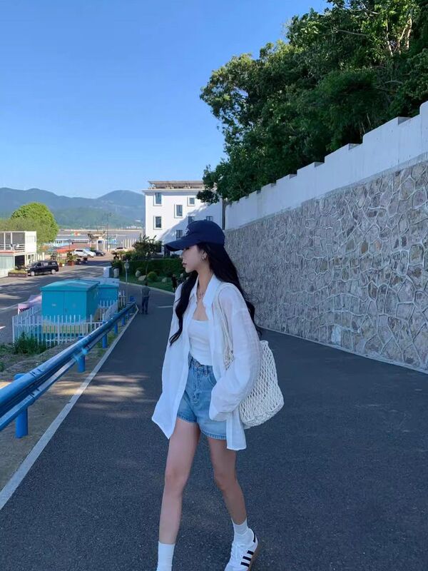 韓国系の白い薄いタイプの日焼け止め長袖シャツの女性の夏服の新型のゆったりした怠惰なシャツのカジュアルコートの上着|undefined