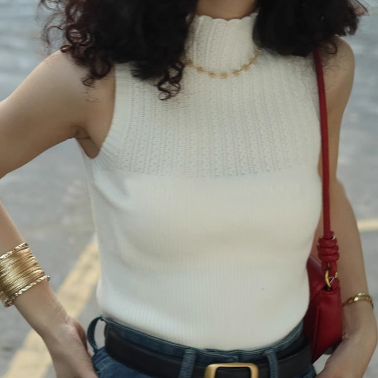 Retro fitted knitted sweater sleevless