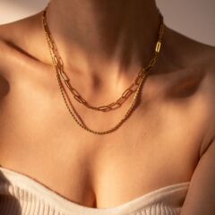 傑鼎欧米はチタン鋼のネックレスを重ねて、色を落とさないアクセサリーを重ねています。