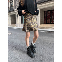GAGDの高豪華なサテンの垂れ下がったヒョウ柄のスカートの女性は金の光沢感に合わせて着痩せしています。