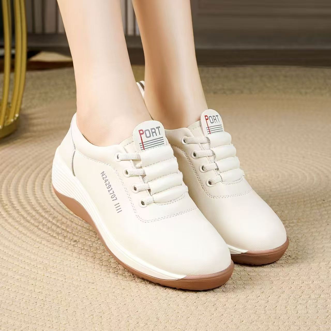 2026 primavera nuevos zapatos de tacones inclinados zapatos blancos de mujer zapatos de viaje cómodos de suela suave deportes de mediana edad zapatos de madre image 1