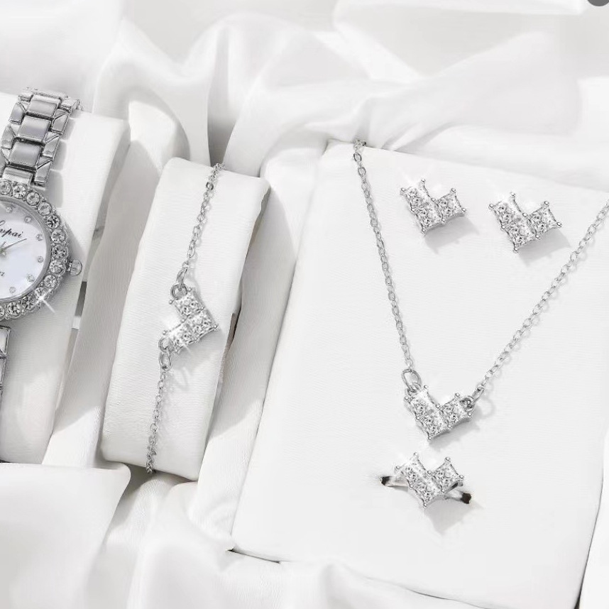 Europea y americana transfronteriza nuevo collar traje de moda exquisita aleación incrustaciones accesorios amor collar pendientes conjunto de cuatro piezas al por mayor