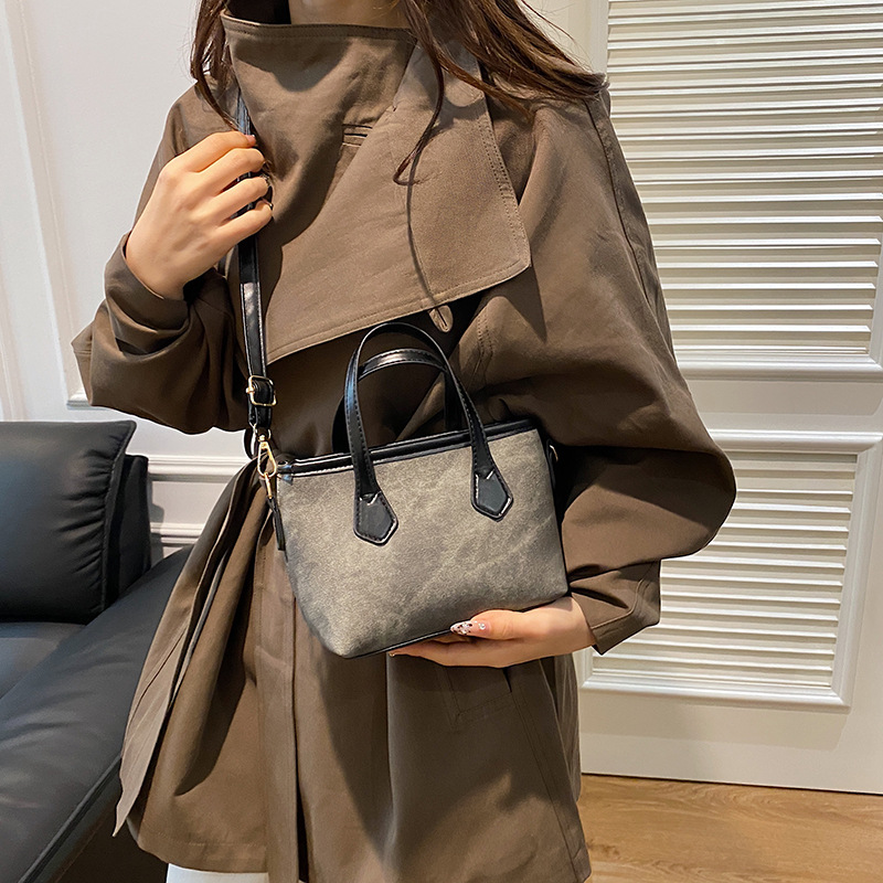2024 nicho de diseño nuevo bolso de mujer nuevo invierno de moda retro bolso de mano cuadrado universal bolso de hombro único