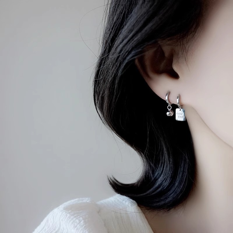 Sunrise Lucky Letter Asymmetrical Tag Ins-style Minimalist Fashionable Hoop Earrings_voghion.com