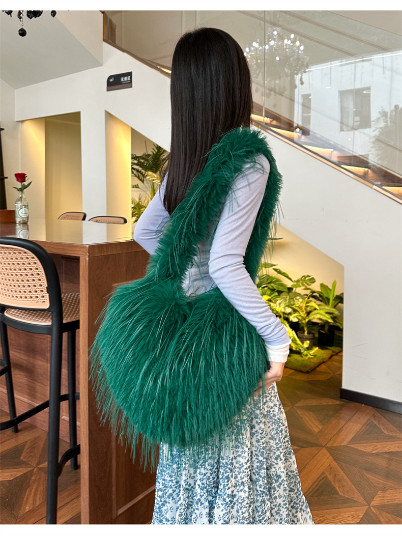 Women's 2024 autumn/winter new tassel heart-shaped fur plush spicy punk style large capacity shoulder bag_voghion.com