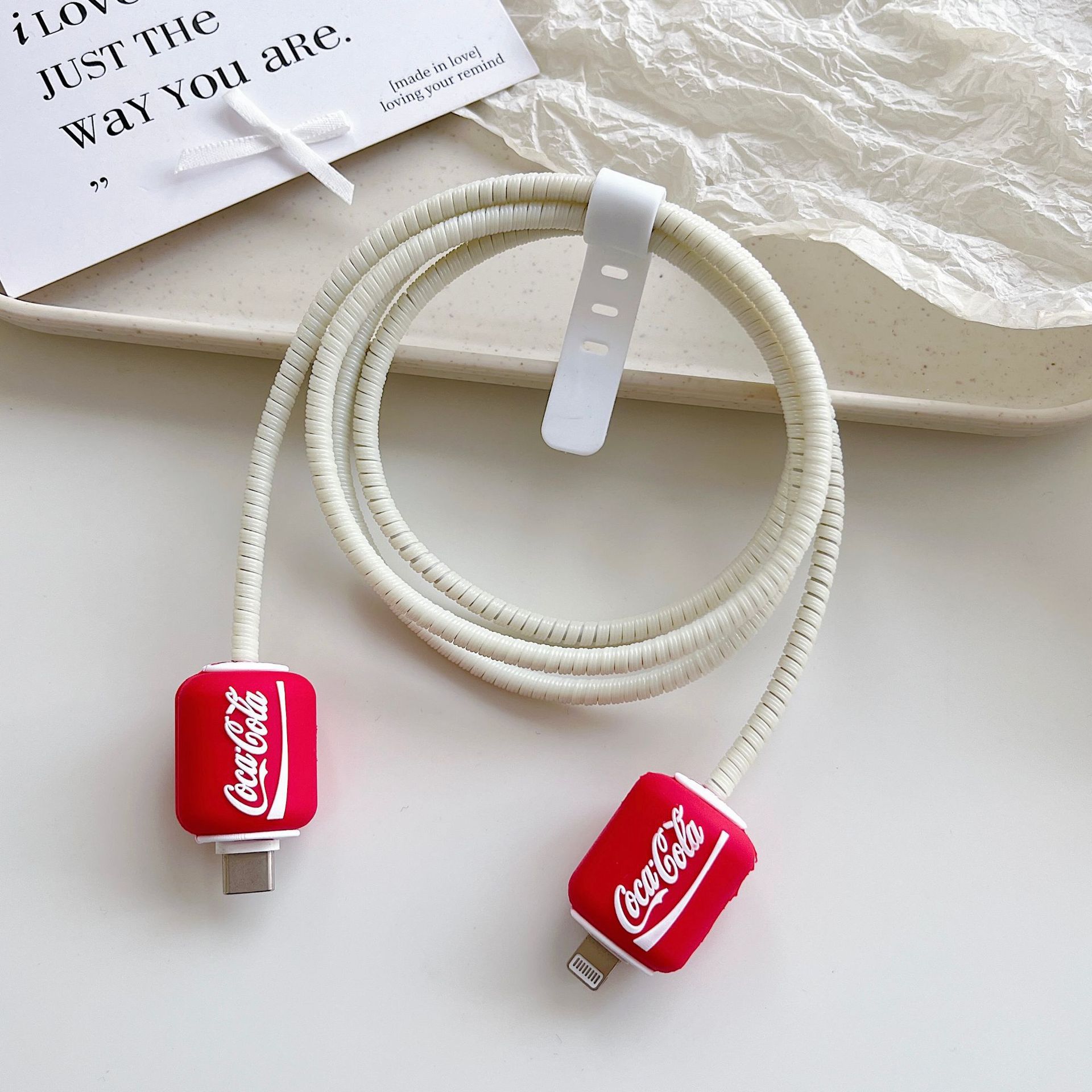 Amazon cartoon cable de datos cubierta adecuada para Apple Android cable de datos de carga rápida cuatro piezas en stock al por mayor