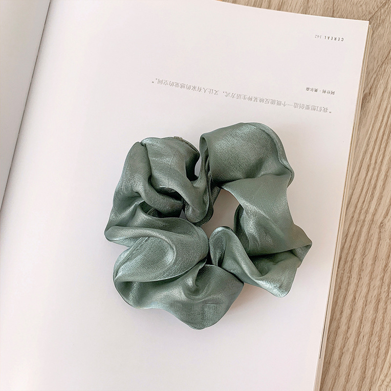 진주 빛 새틴 그린