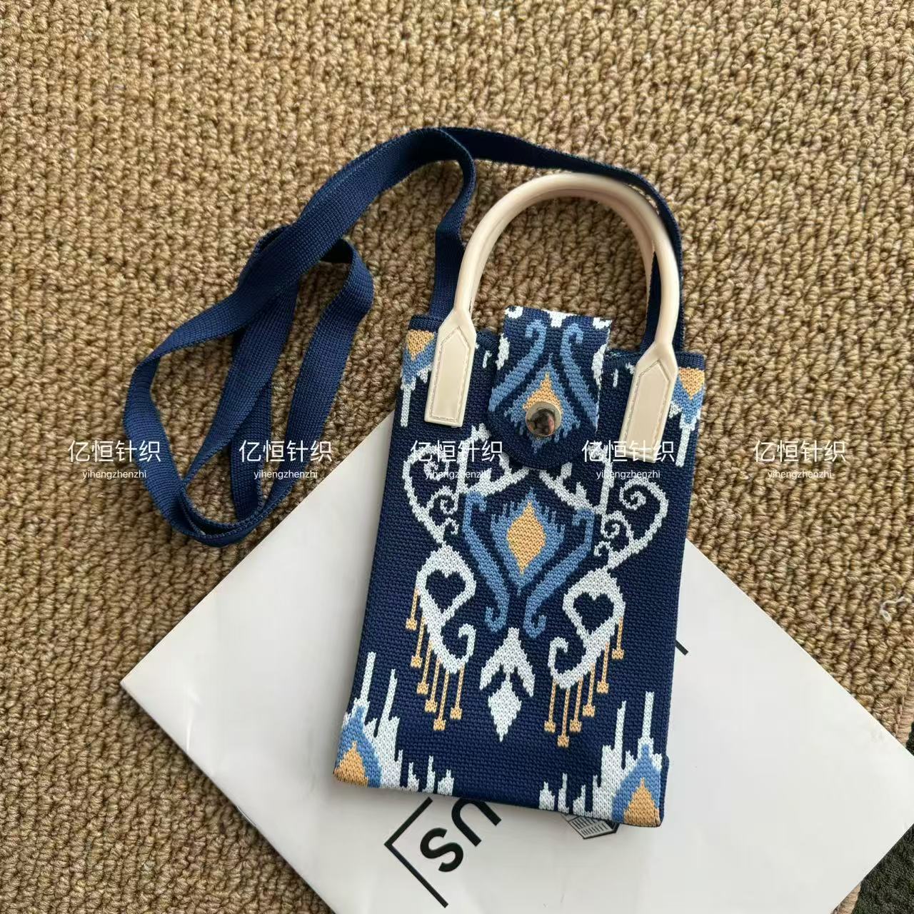 Xinjiang's New Ethnic Style Adelais Cute Knitted Mobile Phone Bag, Handbag, Cross-Body Knitted Mobile Phone Bag for Going Out