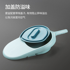 寝たきりの老人が麻痺している患者の横型の便器はカバーを持って便器をつないでいます。