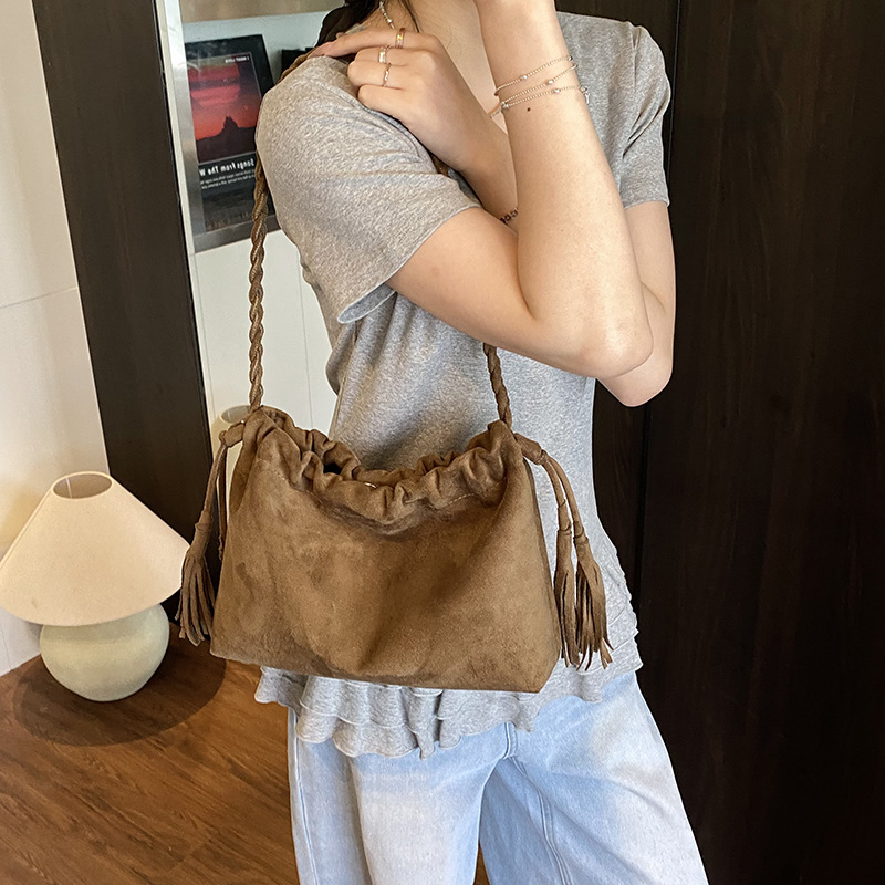 Bolso de axila retro estilo Hong Kong 2025 verano nuevo estilo bolso femenino textura esmerilada bolso de hombro con borla de moda marea