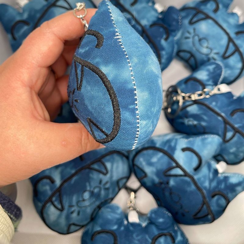 雲南景勝地絞り染め猫キーホルダー、文化的で創造的な刺繍、手作り人形、立体絞り染め子猫のお土産|undefined