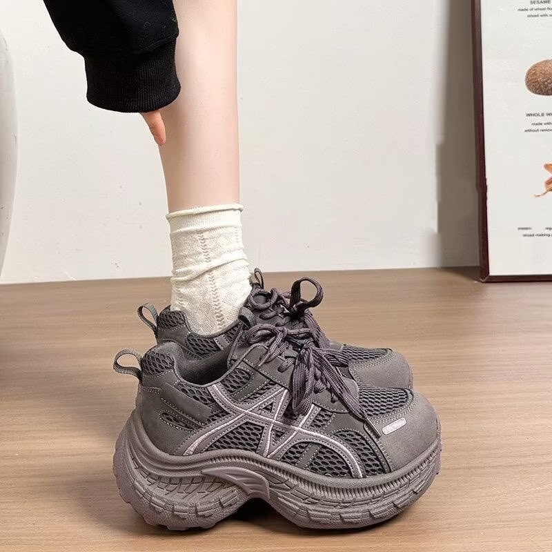 2026 aumento de altura zapatos deportivos casuales de primavera gruesa nueva zapatos blancos zapatos blancos para mujeres ligeros versátiles