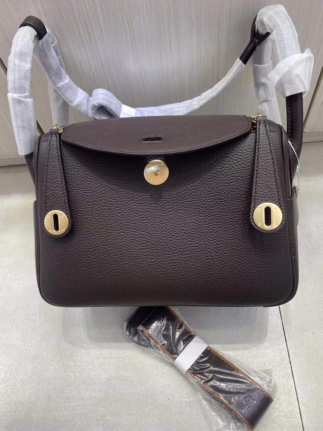 Bolsos de cuero Lindy de piel de vaca con togo de primera capa 2025 Bolsos de cubo retro de estilo europeo y americano Bolsos portátiles de moda