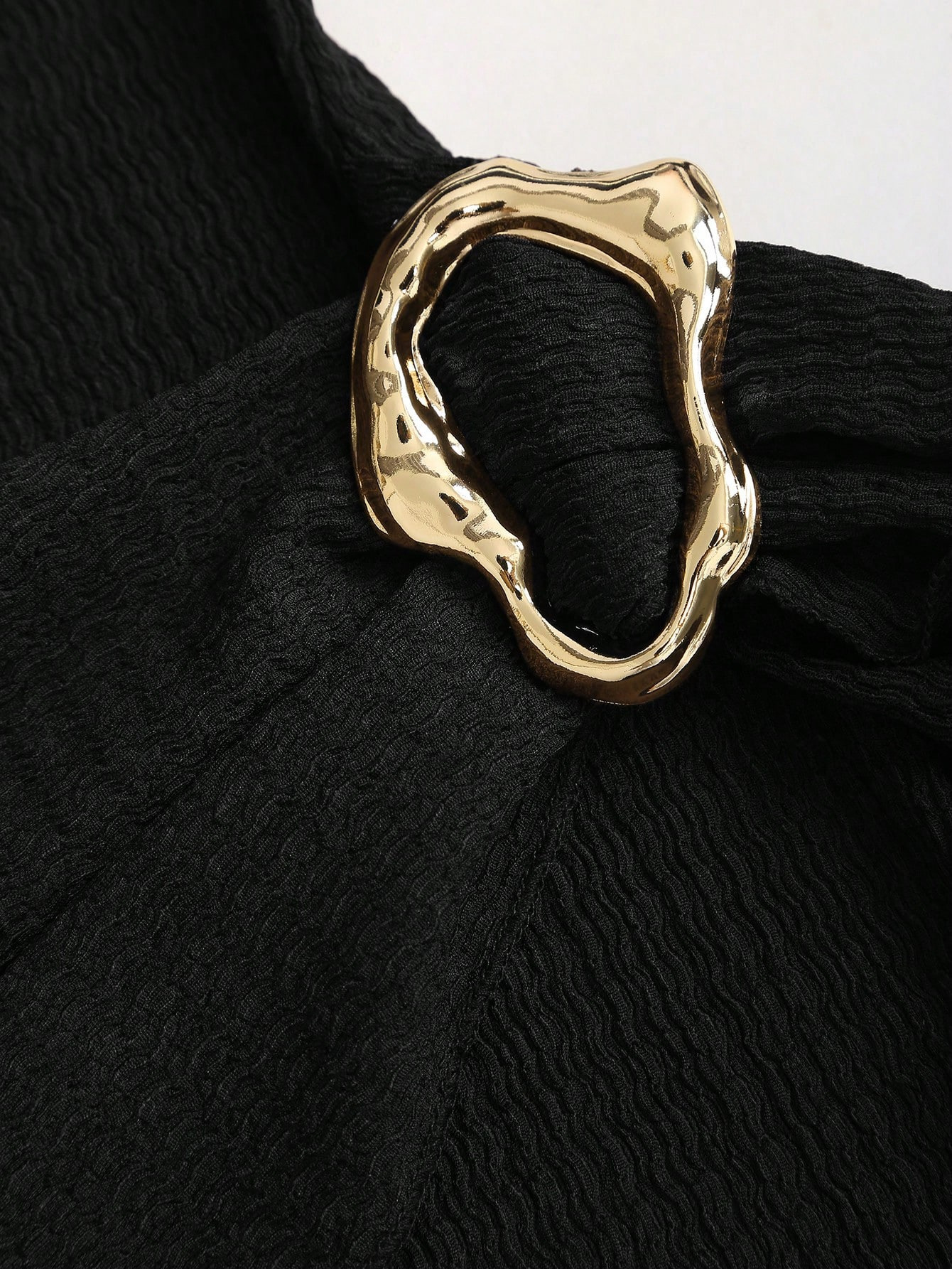 Robe midi ajustée avec col montant et boucle de ceinture_voghion.com