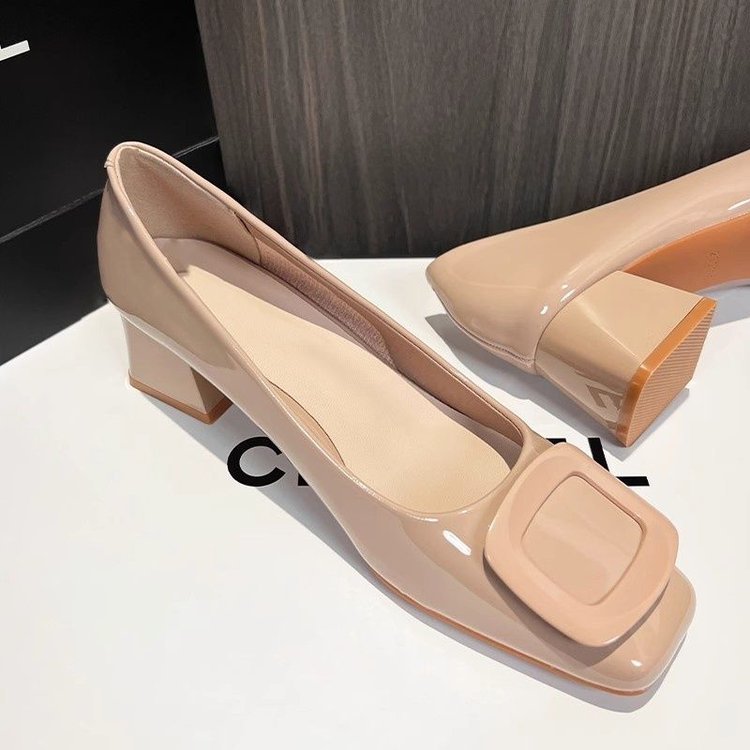 Cabeza cuadrada zapatos de talón grueso para mujeres 2025 primavera nueva hebilla cuadrada francesa color desnudo temperamento ligero zapatos de cuero lacado de talón 5cm