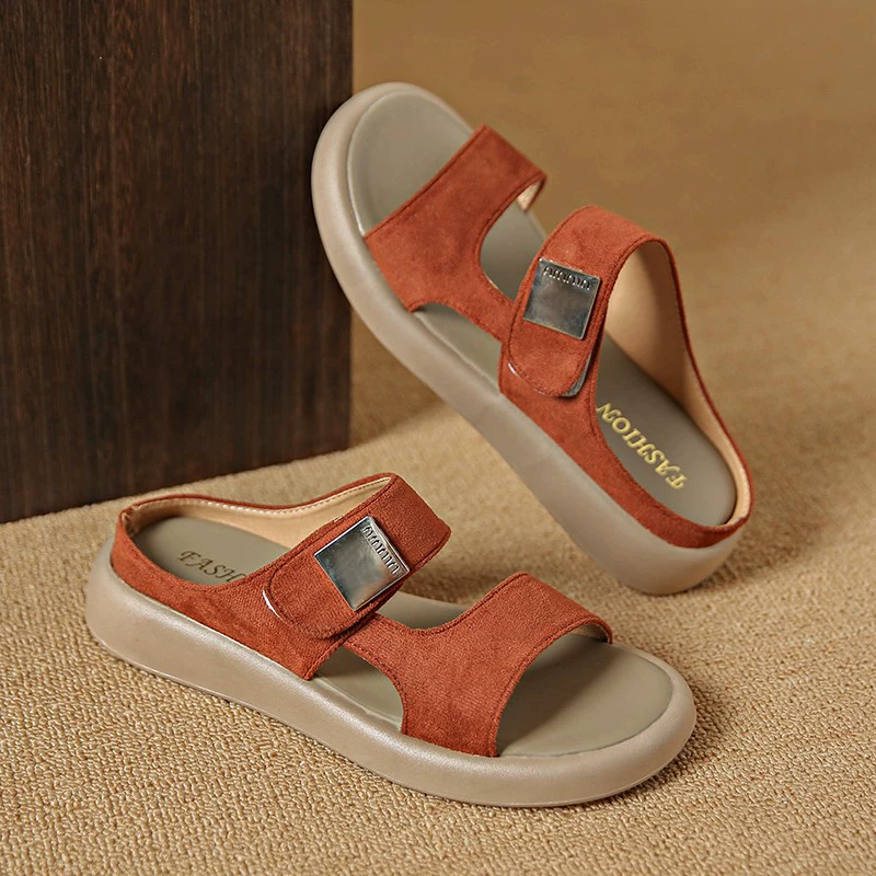 Женские летние сандалии 2025 года, ретро-кэжуал стиль, открытый носок, металлический логотип, круглый носок, толстая подошва, нарядные пляжные туфли.