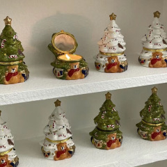 かわいいクリスマスツリーの香りのろうそくのレトロな陶磁器の缶のろうそくは持続的に香りの室内のクリスマスの置物の香りの卸売りを残します。
