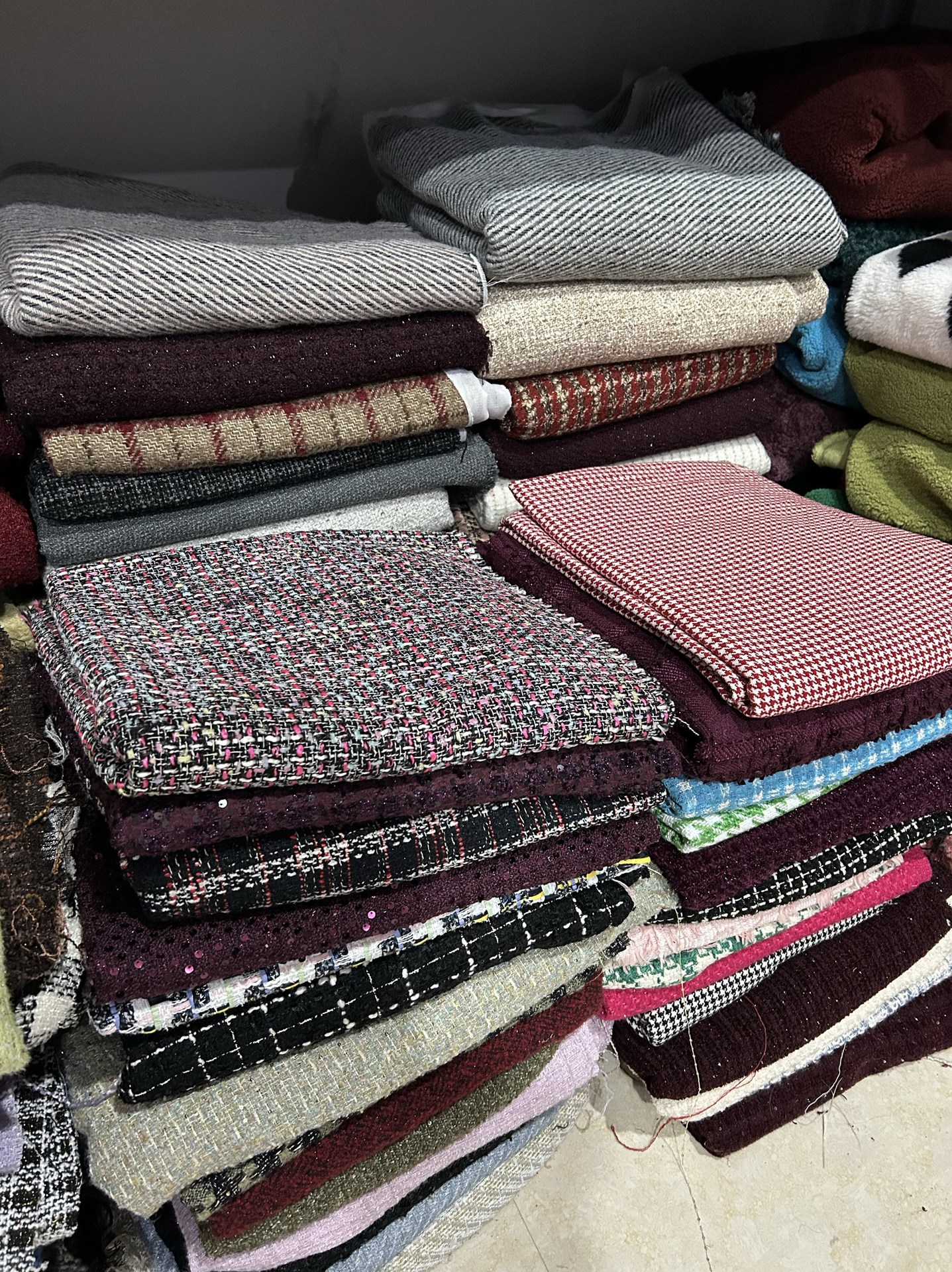 雪尼尔羊绒丝绸牛仔各种布料。其他针织面料