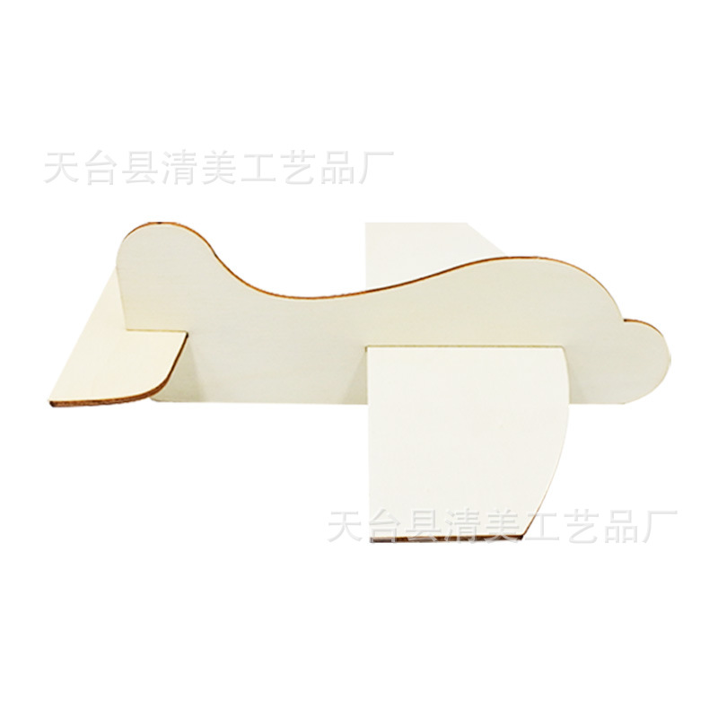 Los estudiantes estudian aviones de madera al aire libre sin ensamblar, modelos de aviones de color en blanco de madera simple para niños de bricolaje