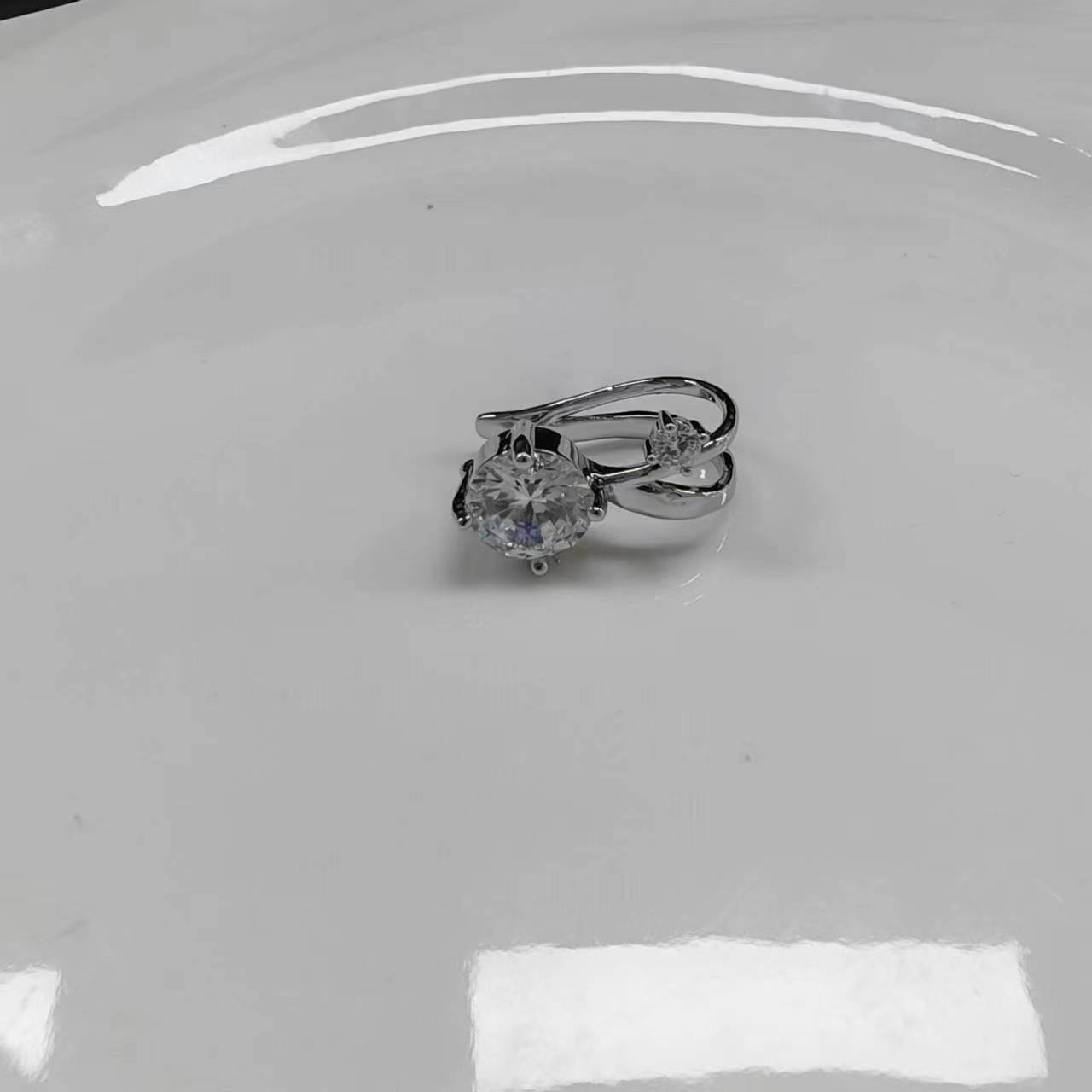 Clip de orejas de zircón ultra brillante para mujeres ligero de lujo de alto nivel sin agujeros de orejas, clip de hueso de orejas único y hermoso pendientes de orejas