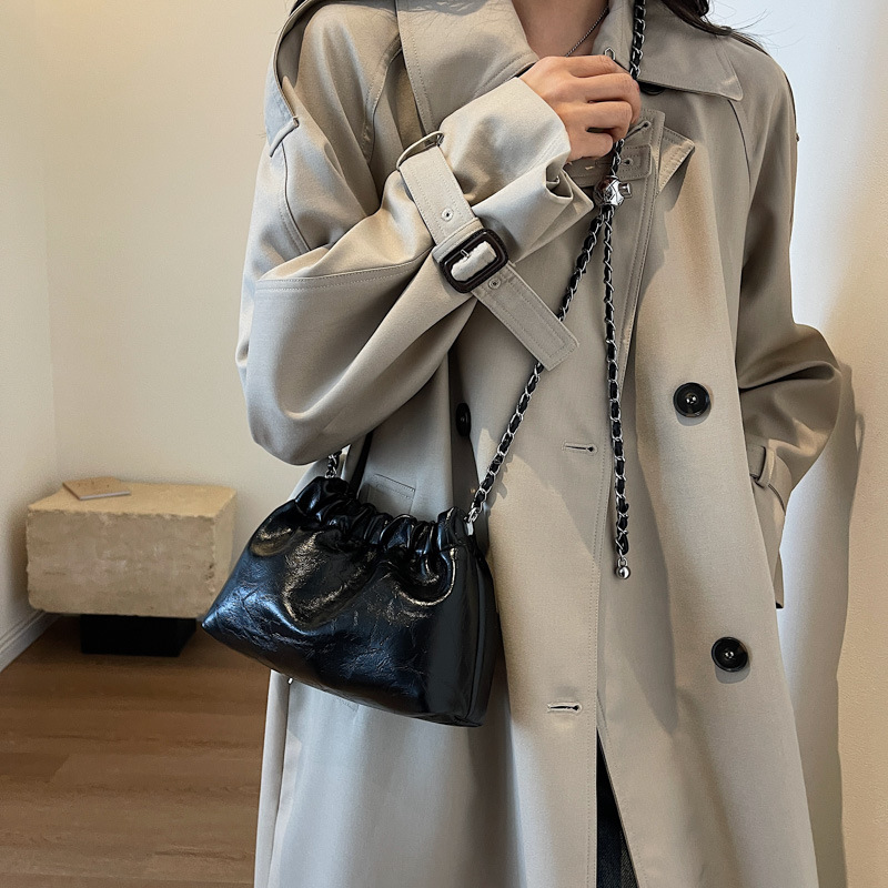 Estilo coreano moda aceite cera cuero cadena bolsa para mujeres 2023 nueva moda simple cubo bolsa nicho textura bolsa de mensajero