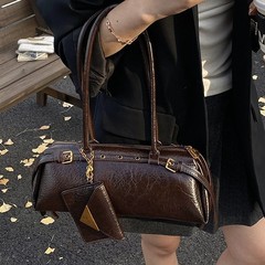 韩国小众复古机车风腊肠包女2025新款潮酷皮带装饰单肩腋下法棍包