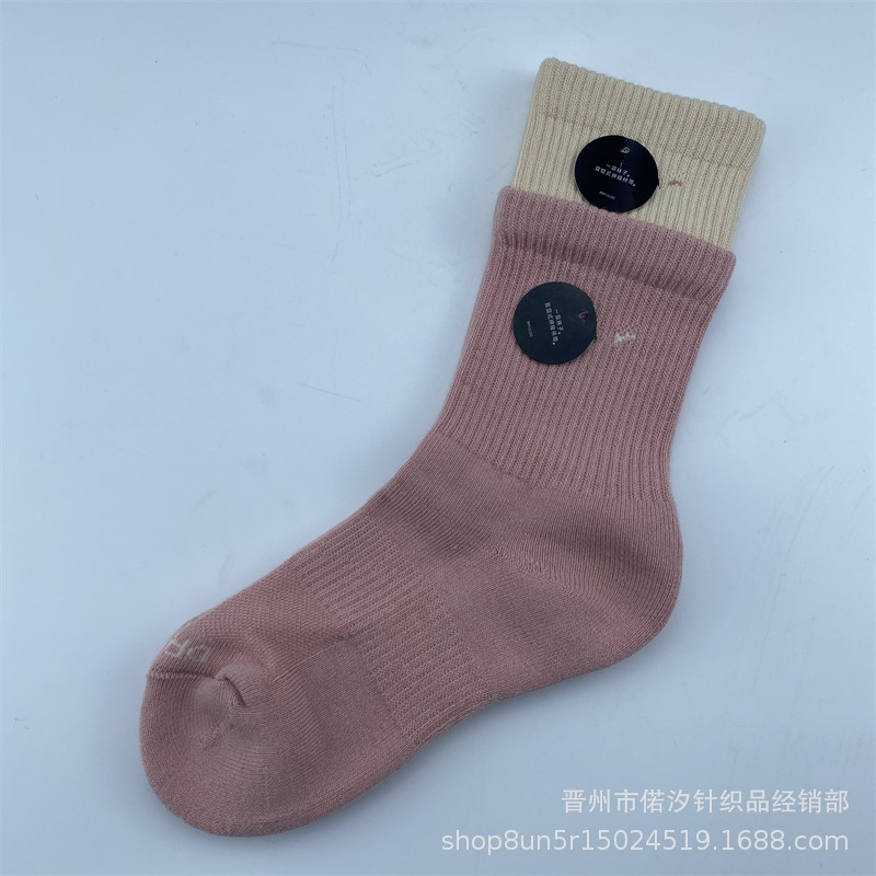 2023新品の偽の2つのつなぎ合わせのスポーツの靴下の中で筒の高い筒の男女の同項のマカロンカラーの厚いタオルの底