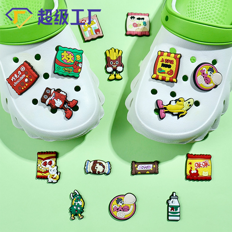 厂家批发可爱零食洞洞鞋配饰PVC滴塑软胶材质鞋花DIY沙滩拖鞋鞋扣
