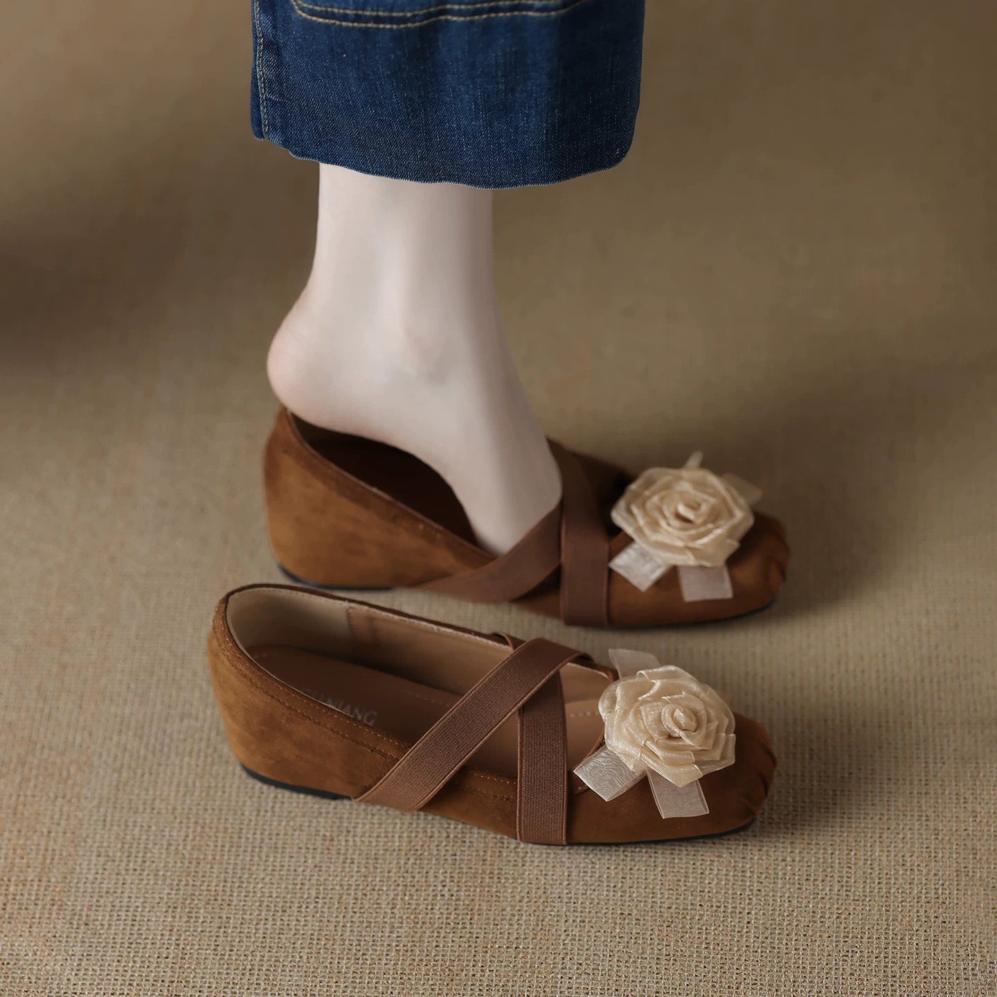 2026 primavera y verano nuevo hermoso rosa suave viento cruzado estilo perezoso un pie zapatos de moda de mujer