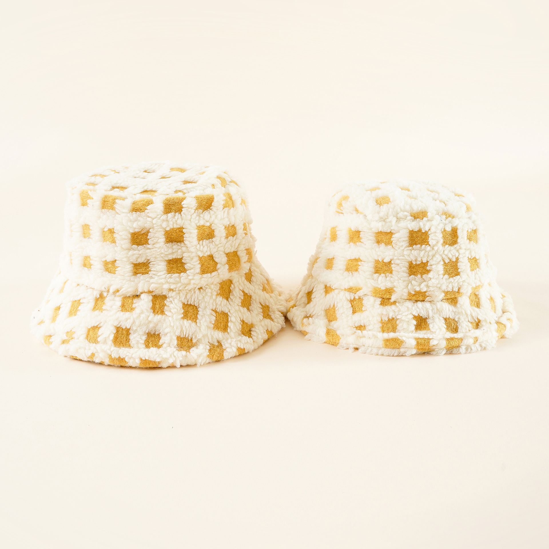 Sombrero de otoño e invierno de las Mujeres Nuevo sombrero de padre-hijo Sombrero de cubo japonés cálido bebé niña sombrero de cordero felpa sombrero de pescador
