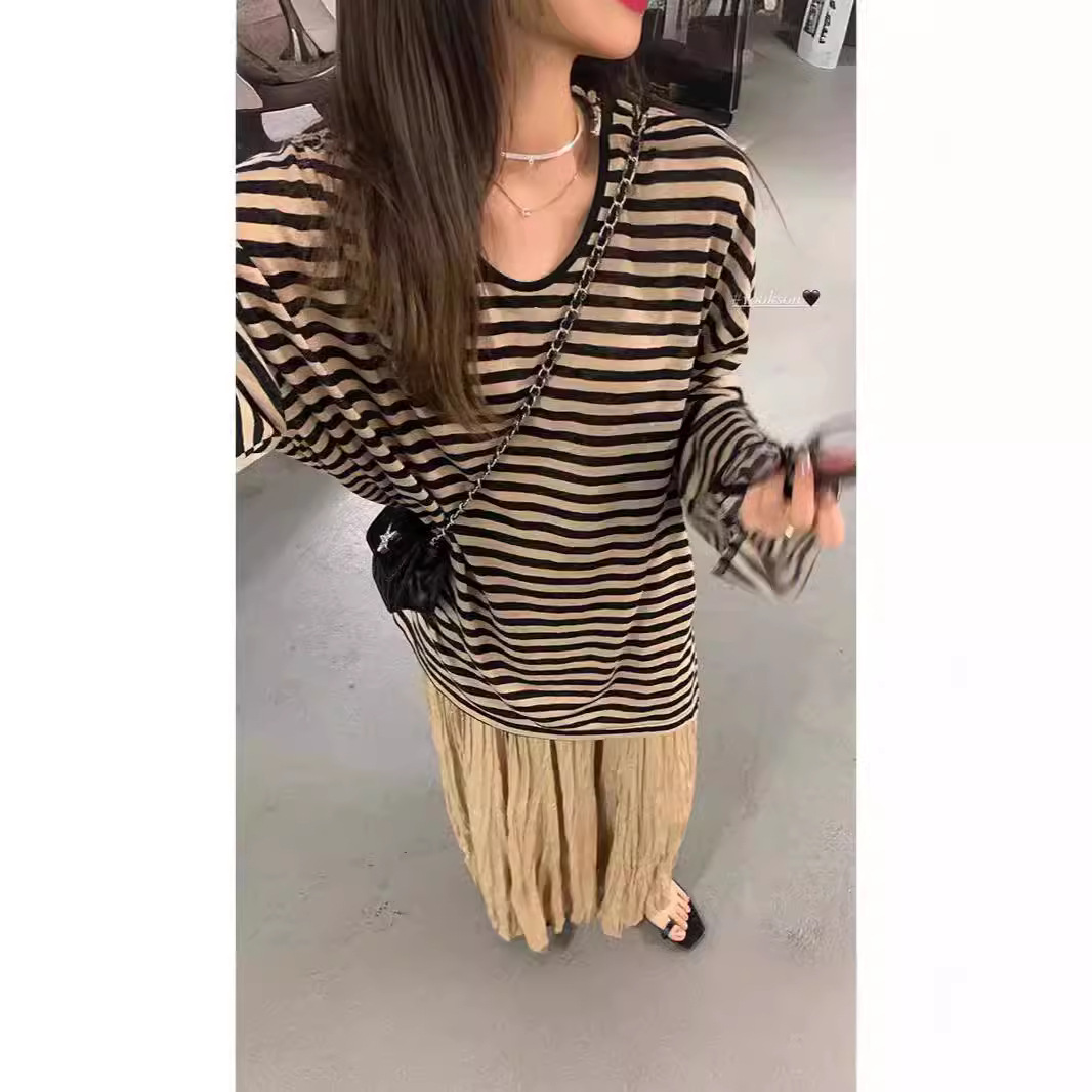【工場現物】ストライプのリラックス感のある長袖tシャツ女性の夏のカジュアルな日焼け止めの女性の薄い長袖の上着