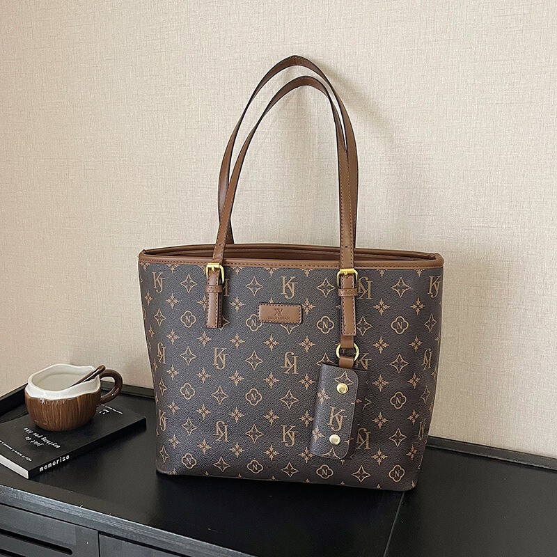 Commuting Bag, Large-Capacity Shoulder Bag for Women, 2026 New Model, Vintage Pattern, Light Luxury, High-End Tote Bag, Underarm Bag
