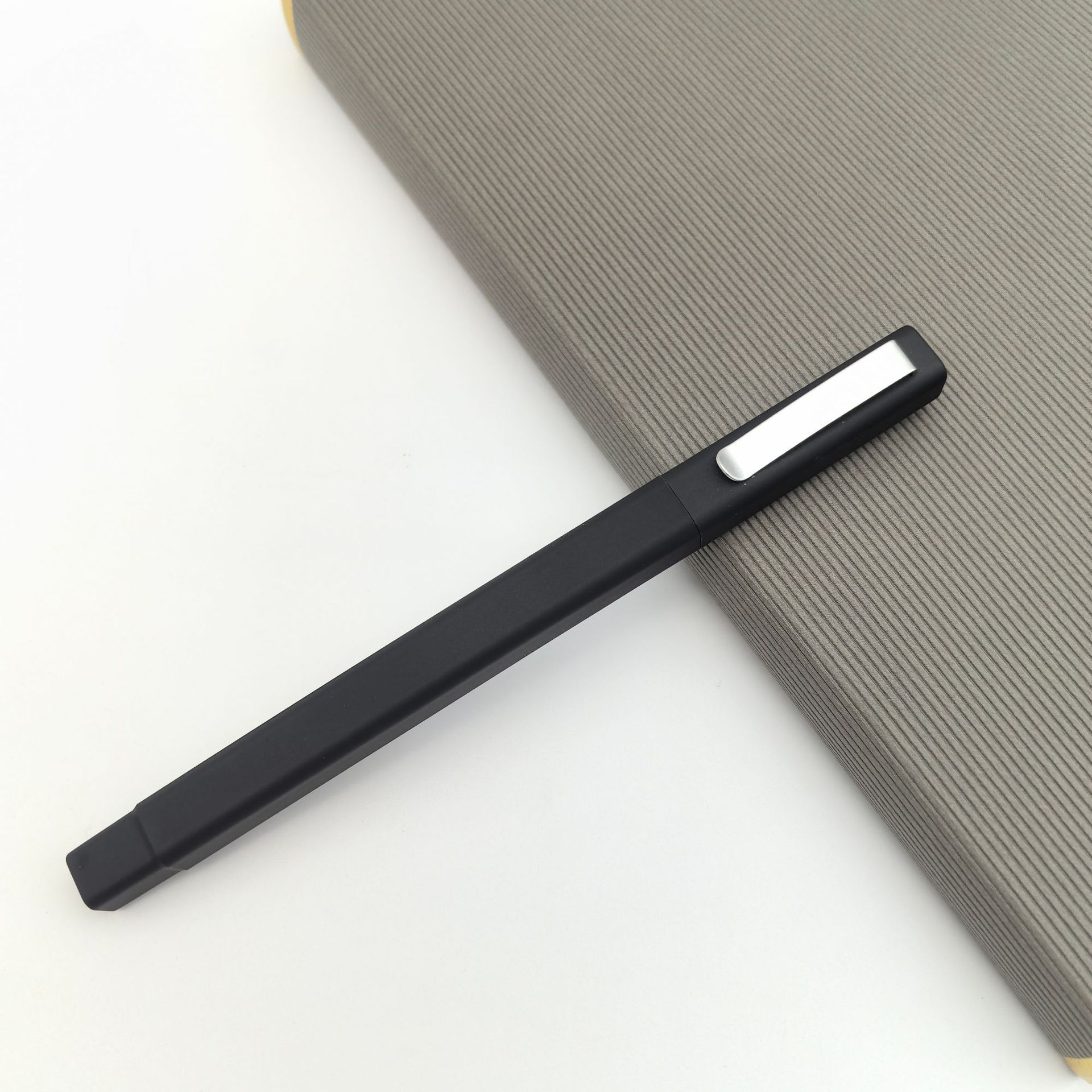 Bolígrafo cuadrado con pegamento en aerosol creativo Bolígrafo de regalo publicitario Transfronterizo Amazon Bolígrafo con pegamento en aerosol negro Bolígrafo de hotel cuadrado