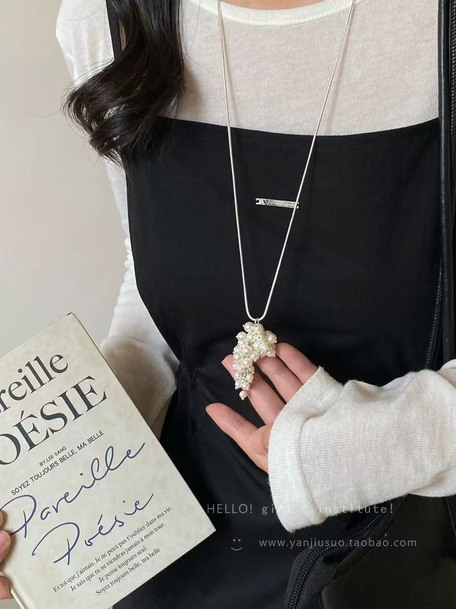 Silver pearl necklace