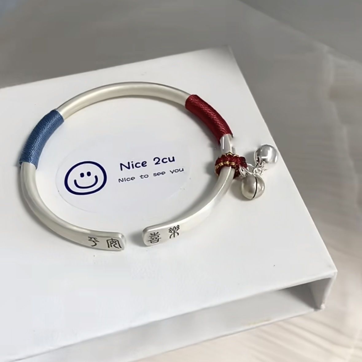 Pequeño libro rojo con el mismo brazalete de campana de alegría de paz femenina ins nicho diseño de estilo chino nuevo estilo chino de la tendencia estudiantil