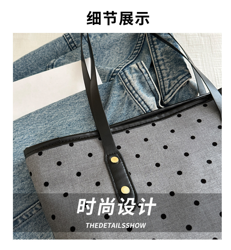 The 2024 new Korean-style tote bag with a college style is stylish, elegant and beautiful. It is a large-capacity single-shoulder and underarm commuter handbag Application Scenario