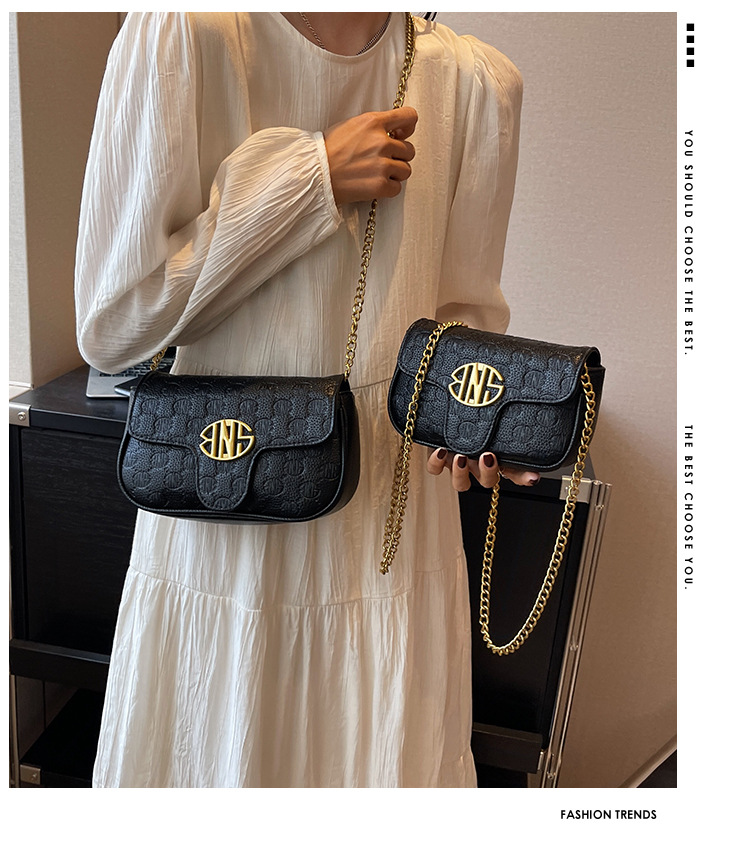 Torba na rame s lancem za žene s reljefnom teksturom moderna_voghion.com