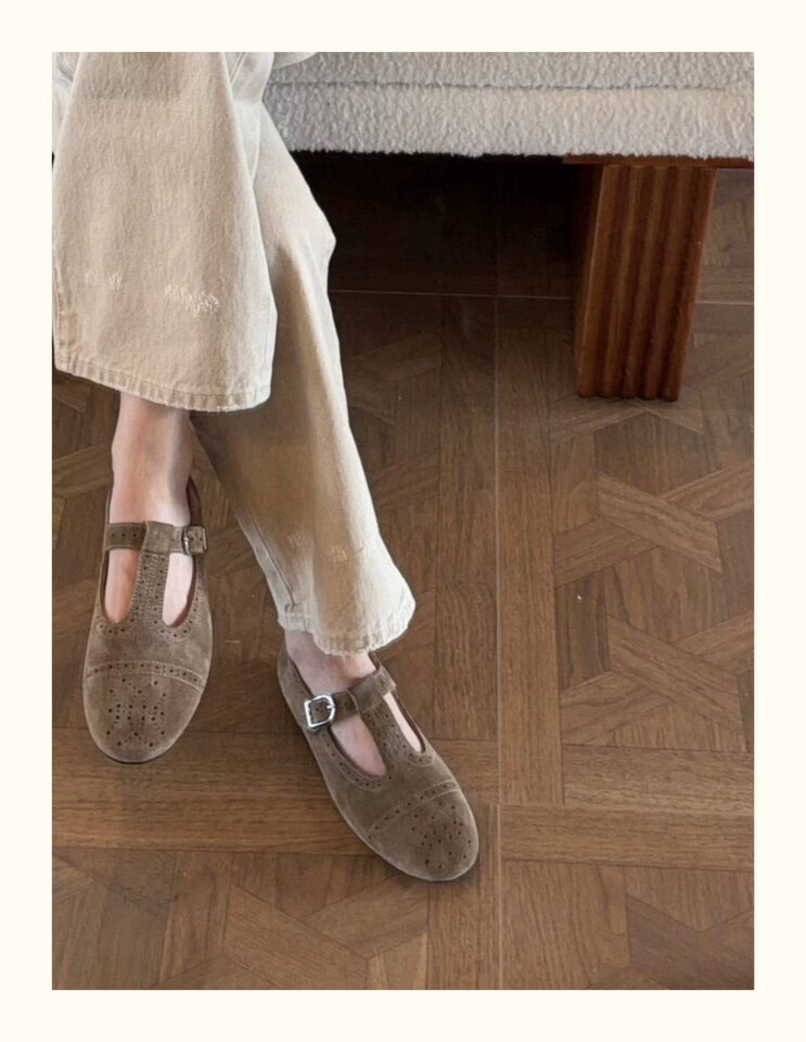Giày bệt Mary Jane mũi tròn da lộn chạm khắc khóa chữ T phong cách retro, đế bằng 1 cm — Màu kaki, màu đen chi tiết 2