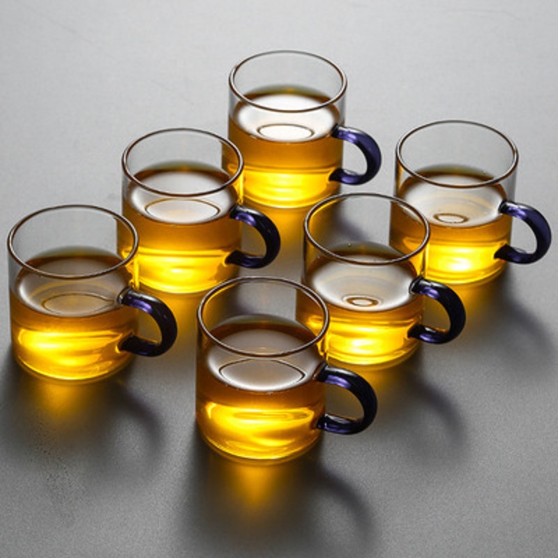 Venta al por mayor de vidrio borosilicato pequeña taza de té mango de color taza de vidrio con mango taza de té de Kung Fu transparente