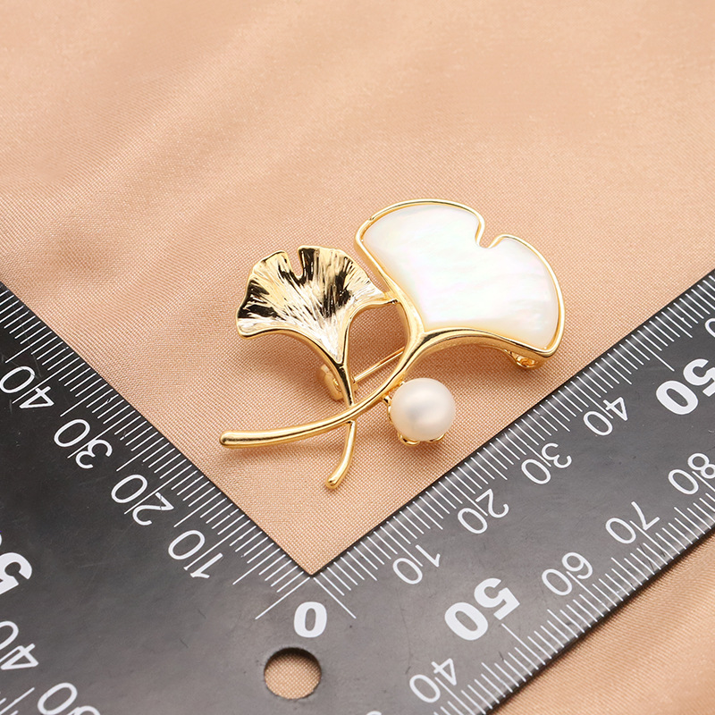 Luz de lujo natural perla ginkgo hoja broche alto sentido nicho temperamento simple ramillete accesorios 18K chapado en oro