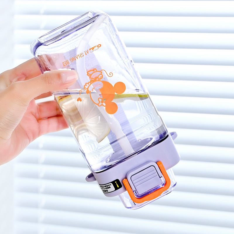 Taza cuadrada de agua potable de rebote de estilo coreano de alto valor Taza de paja para hombres y mujeres para deportes al aire libre Taza de plástico portátil con correa de hombro de cuerda