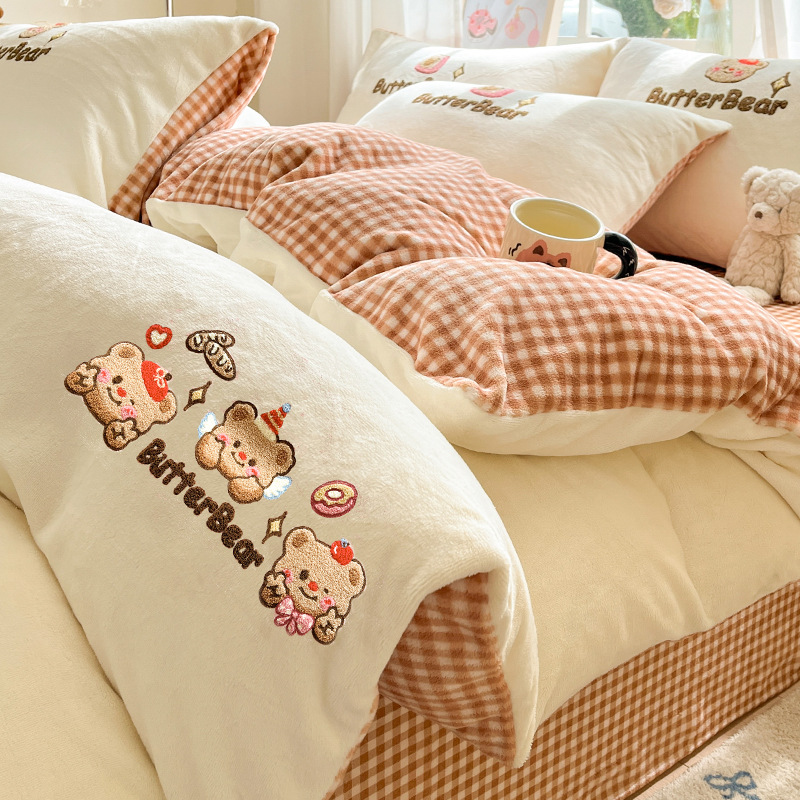 Caricatura de invierno de leche de peluche de cuatro piezas lindo oso toalla bordada cubierta de cama de 1,8 m de espesor