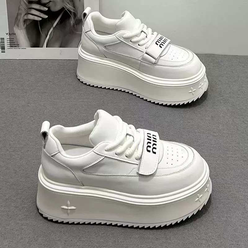Модные белые кроссовки на толстой подошве с эффектом увеличения роста, летняя новинка 2025 года, универсальные, стильные, с высокой платформой.