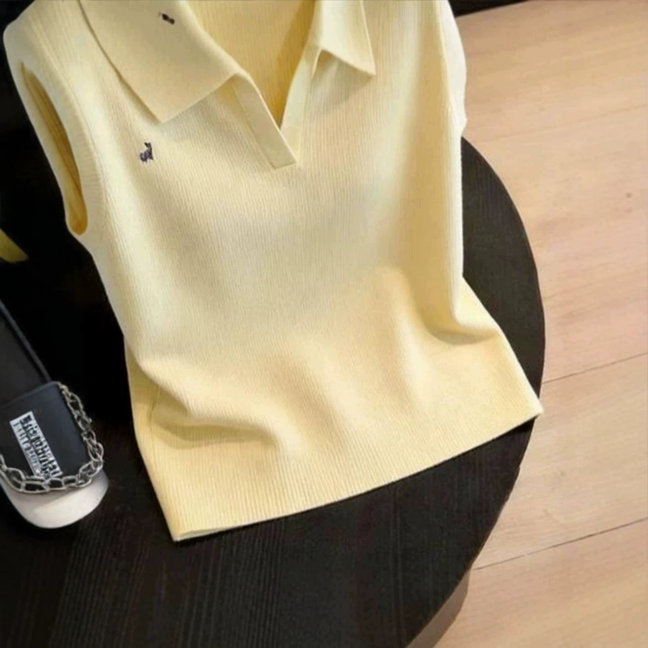 Áo croptop nữ cổ V thêu họa tiết, phom dáng ôm sát, không tay — màu vàng chi tiết 3