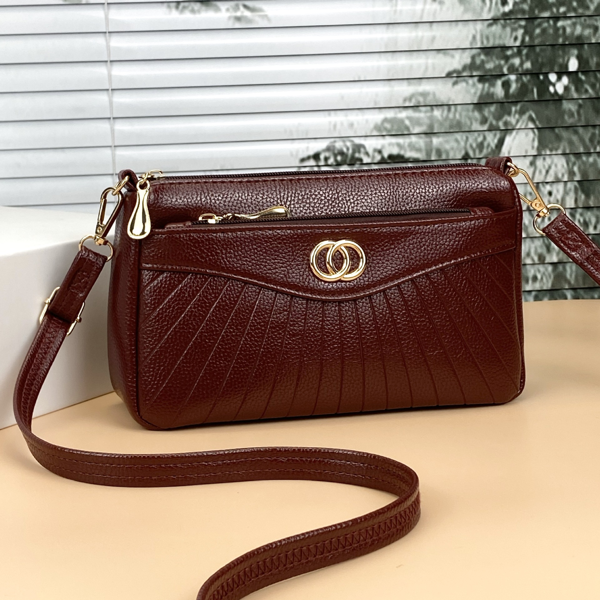 Guangzhou Hengli Leather Ladies Bolso de hombro para mujer Bolso de madre de mediana edad de múltiples capas de un solo hombro Bolso pequeño de gran capacidad al por mayor image 28