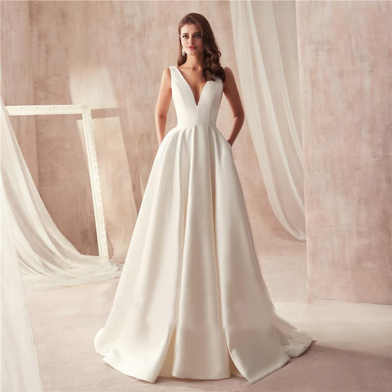 Satin Wedding Dress 2026 Summer New Style Bride Wedding European and American Slimming Simple Court Retro Trailing Light Wedding Dress Satin Wedding Dress 2026 Summer New Style Bride Wedding European and American Slimming Simple Court Retro Trailing Light Wedding Dress